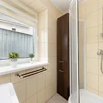 Sunny Close To The By Renters Apartmán *
